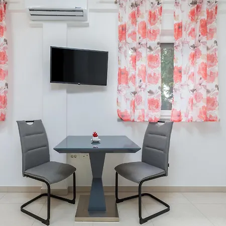 Gorgeous In Apartment Pula