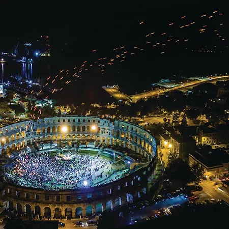 Lägenhet Cozy In Pula